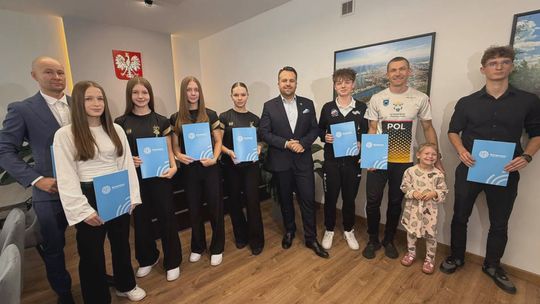 Włodarz miasta wręczył stypendia dla sportowców. Sportowi reprezentanci miasta nie zwalniają tempa