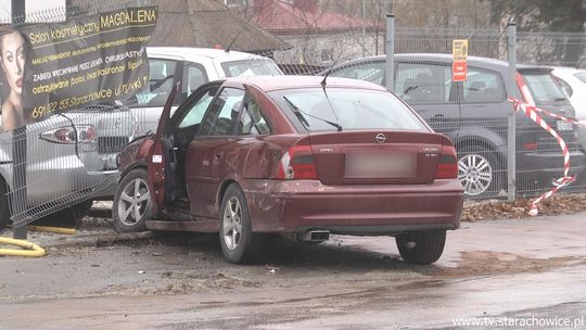 Wymusił pierwszeństwo, wjechał w płot i uszkodził dwa wozy