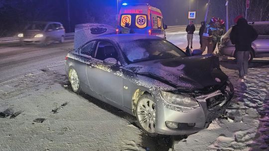 Wypadek na Alei Niepodległości. Dwie osoby trafiły do szpitala.