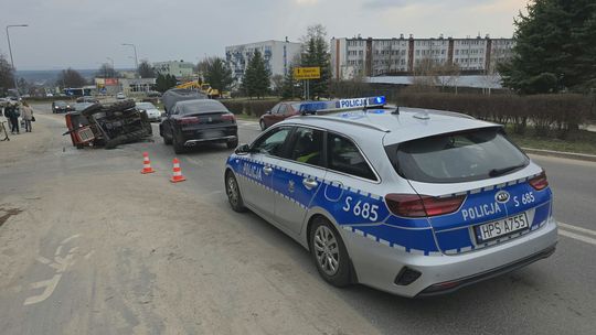 Wypadek na ul. Kopalnianej. Mercedes zderzył się z ciągnikiem rolniczym