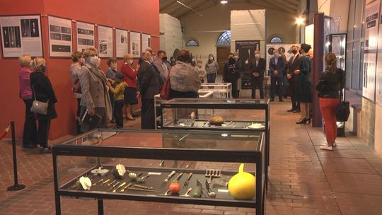 Zabytkowa zastawa stołowa do obejrzenia w muzeum