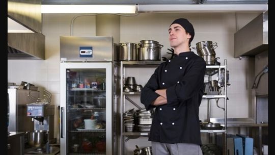 Zalety korzystania z mebli nierdzewnych w branży gastronomicznej