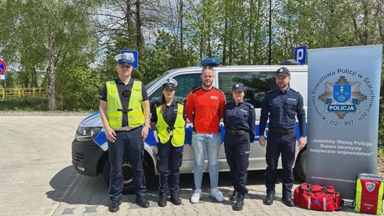 Zamiast mandatów — lekcja pierwszej pomocy. Wyjątkowa akcja strachowickich policjantów