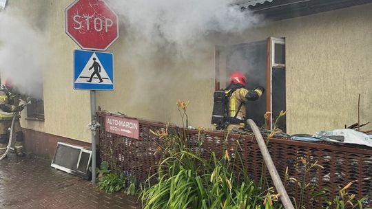 Zapaliły się nagromadzone odpady. Służby długo sprzątały pogorzelisko