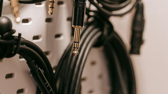 Zarządzanie kablami w szafach zapasu kabla