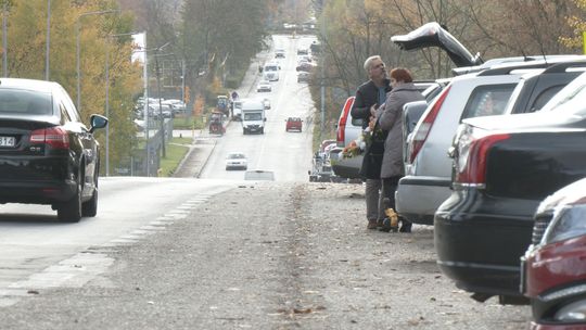 Zbliżający się Dzień Wszystkich Świętych to istotne zmiany na drogach i dodatkowe miejsca parkingowe