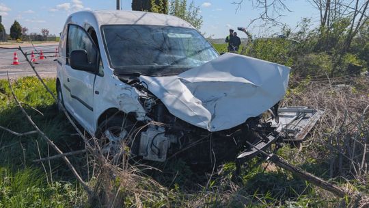 Zderzenie dwóch pojazdów dostawczych. Jeden z kierowców trafił do szpitala
