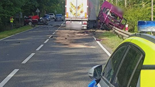 Zderzenie osobówki z ciężarówką w Stykowie. Nie żyje jedna osoba