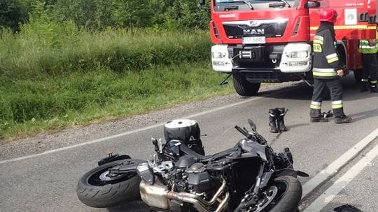 Zderzenie osobówki z motocyklem w Wąchocku