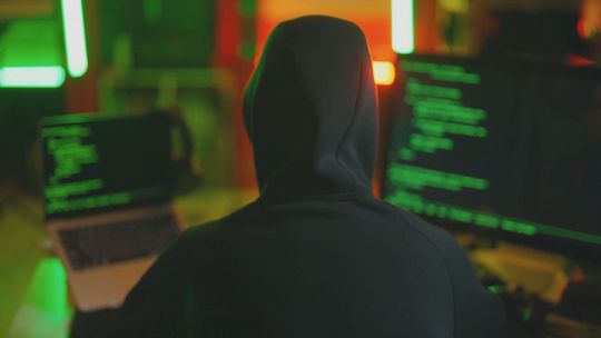 Złodziej oszukał kobietę metodą na policjanta. Mieszkanka straciła blisko 50 tys. zł