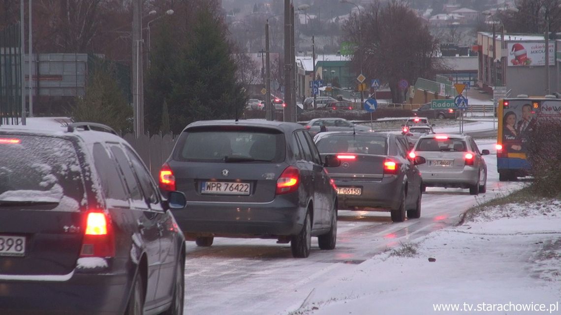 Bardzo ślisko na starachowickich drogach Bardzo ślisko na starachowickich drogach