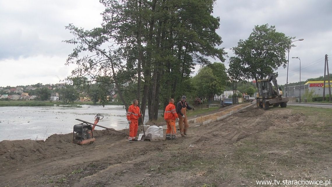 Budują deptak przy zalewie Pasternik