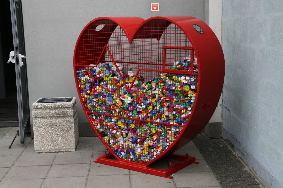 Do serca nakrętki wrzucamy i pomagamy Do serca nakrętki wrzucamy i pomagamy