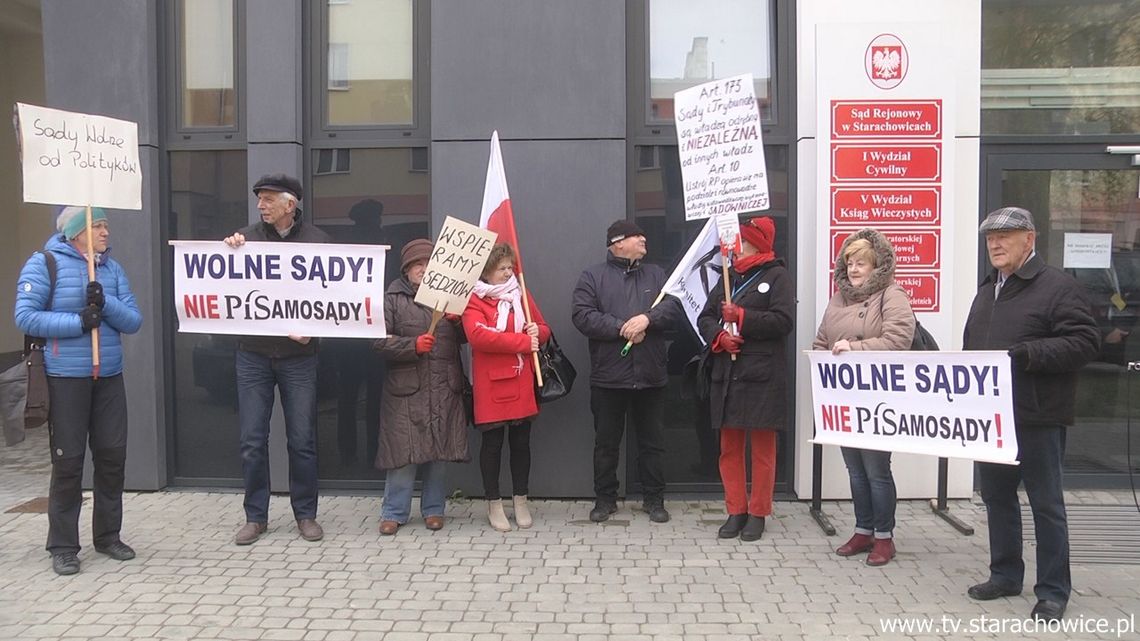 Działacze KOD bronili sądów