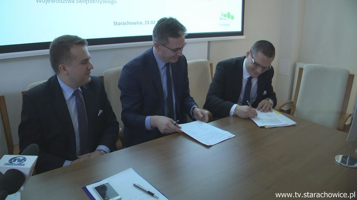 Marszałek podpisał w Starachowicach umowy na podnoszenie jakości usług społecznych