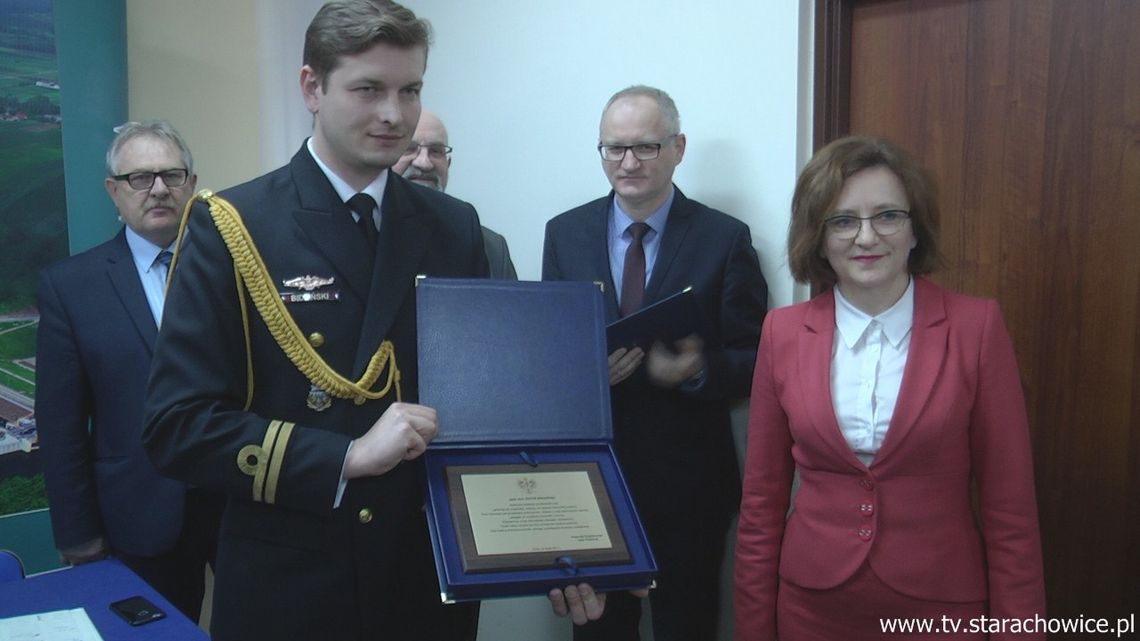 Piotr Bidziński, oficer marynarki rodem z Godowa odebrał podziękowania za uratowanie ludzkiego życia