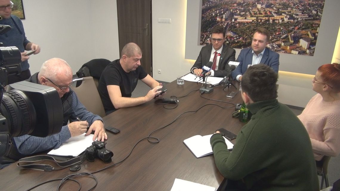 Relacja "na żywo" z konferencji prezydenta i starosty na temat przyszłości starachowickiej oświaty