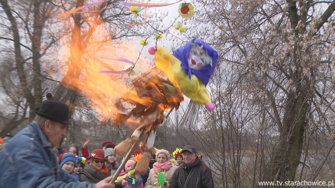 Słuchacze UTW wraz z uczniami przywitali wiosnę