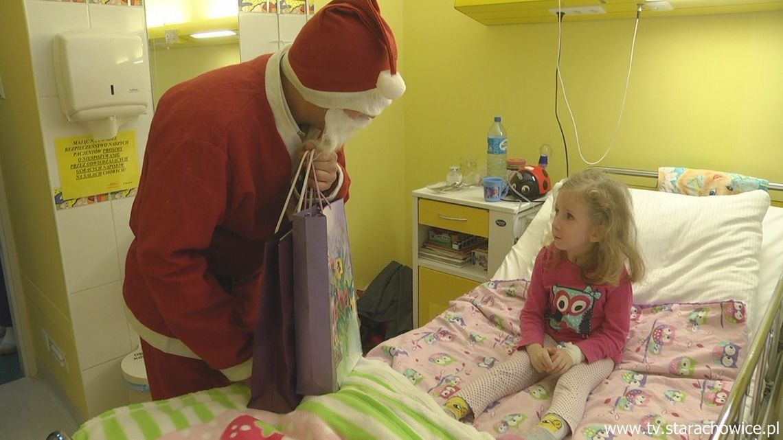 Święty Mikołaj odwiedził dzieci w szpitalu