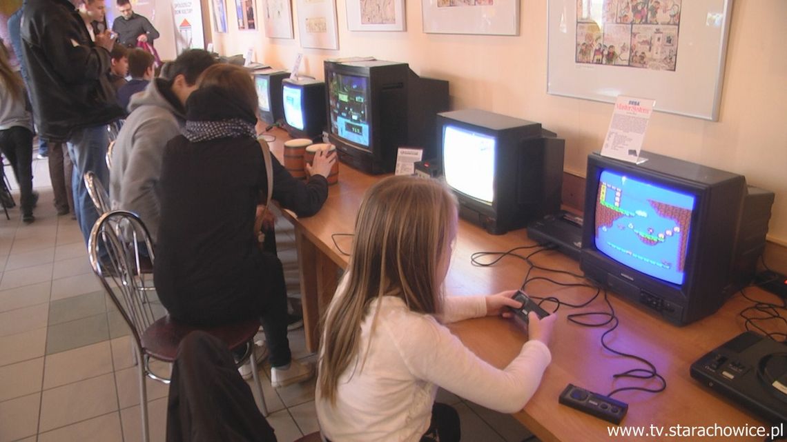 Tłumy na wystawie starych konsol i gier komputerowych w Spółdzielczym Domu Kultury w Starachowicach