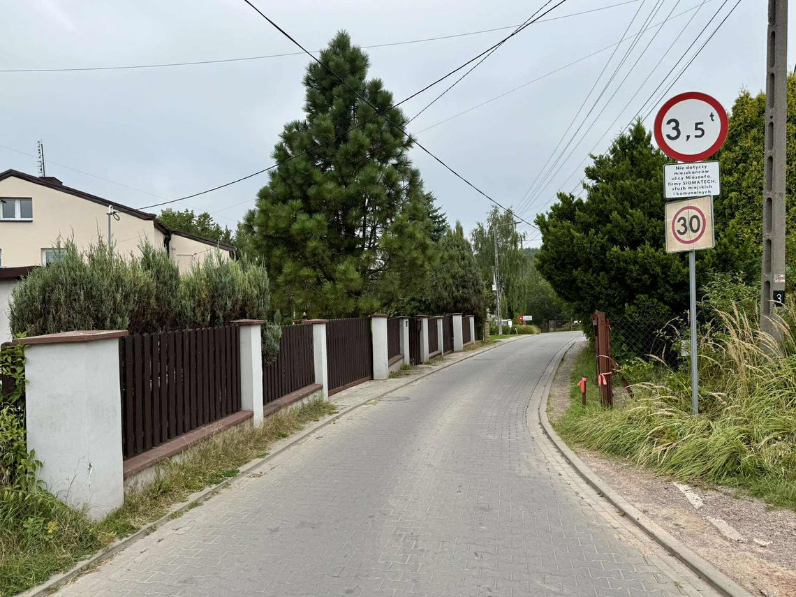 Uwaga kierowcy! Od poniedziałku (15 września 2025 r.) na ulicy Mieszała zostanie wprowadzona stała zmiana organizacji ruchu. Mieszała stanie się jednokierunkowa i umożliwi jedynie wyjazd ze Starachowic w stronę Wąchocka.