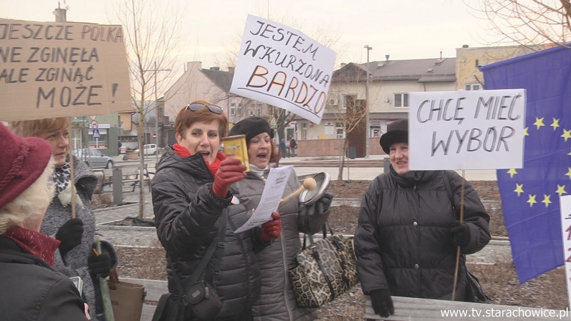 W Starachowicach protestowały kobiety krytyczne wobec rządu PiS W Starachowicach protestowały kobiety krytyczne wobec rządu PiS